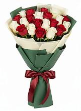 Букет Микс из красных и белых роз в Первоавгустовском