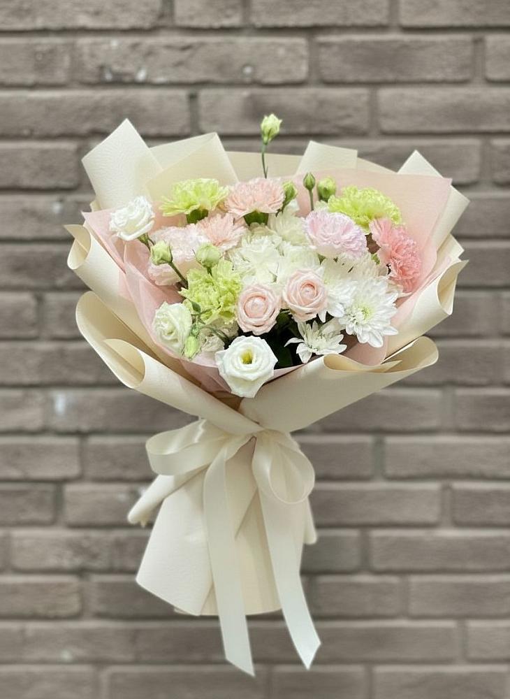 Букет цветов из: Гвоздики, Розы, Лизиантусы и Хризантемы в Первоавгустовском