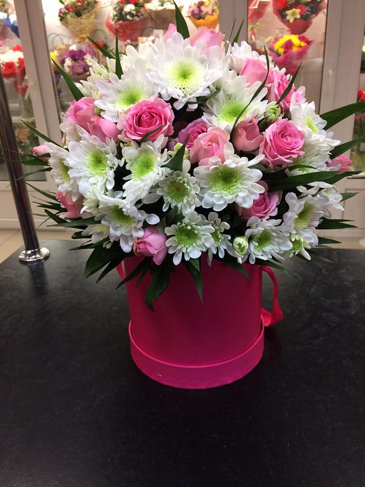 Цветочная композиция из Розы и Хризантемы в шляпной коробке в Первоавгустовском