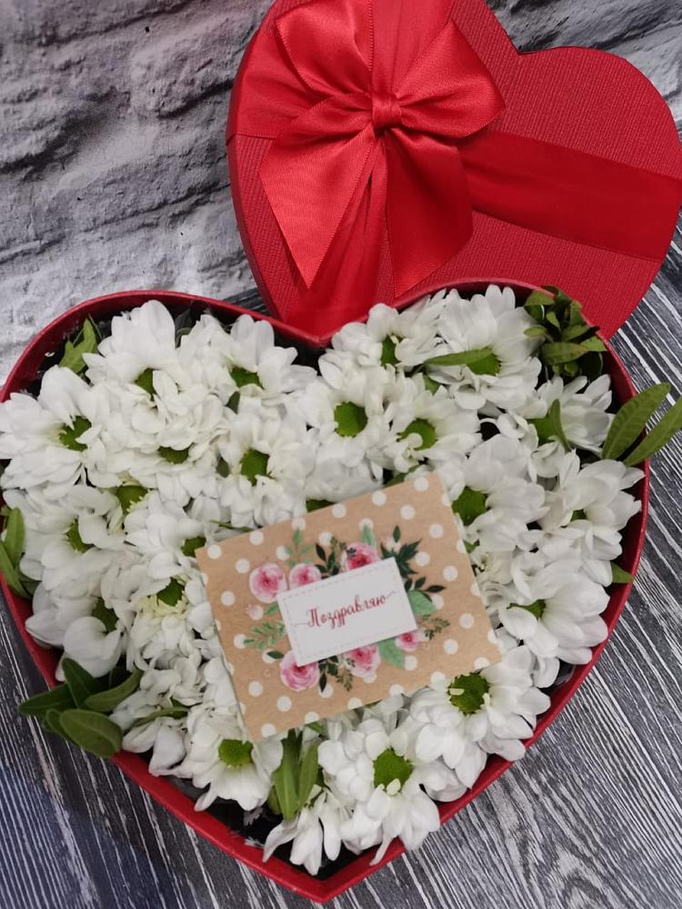 Цветочная композиция из Хризантемы в виде сердца в Первоавгустовском