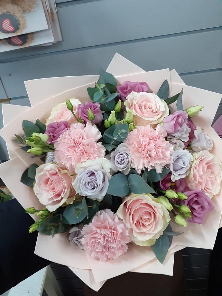 Букет цветов из: Розы, Гвоздики и Лизиантусы в Первоавгустовском