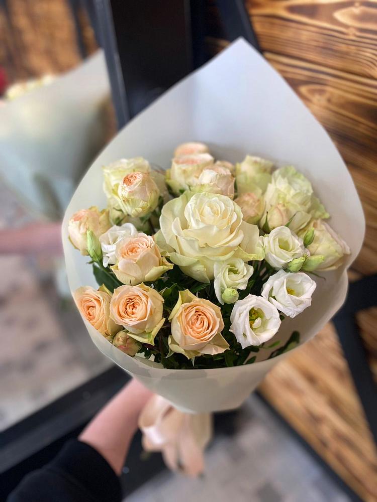 Букет цветов из: Розы и Лизиантусы в Первоавгустовском